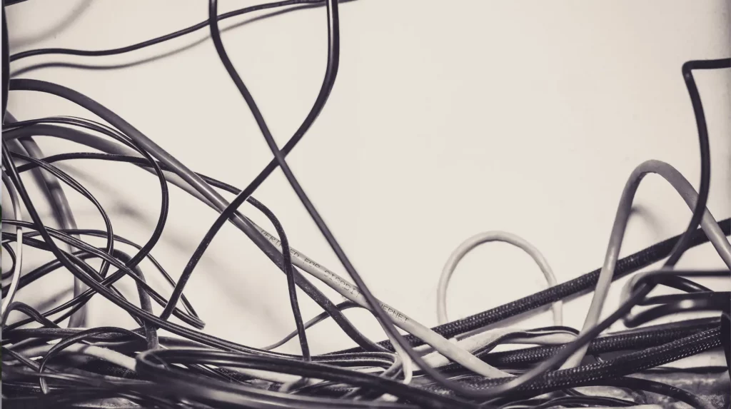 Kabelsalat am Arbeitsplatz