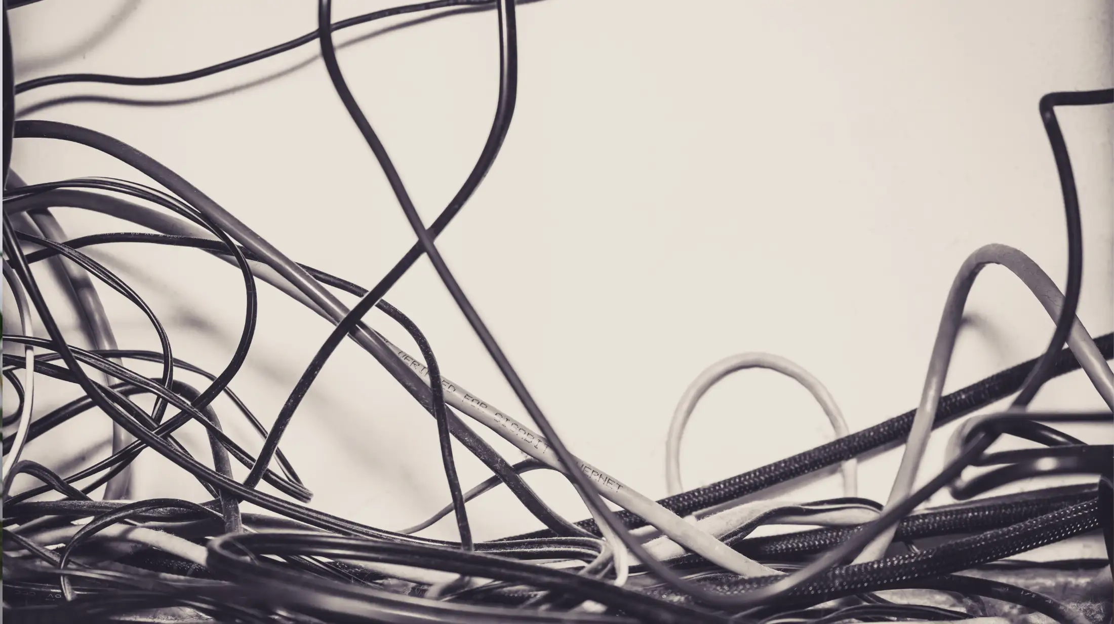 Kabelsalat am Arbeitsplatz